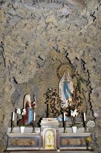 riproduzione della grotta di Lourdes